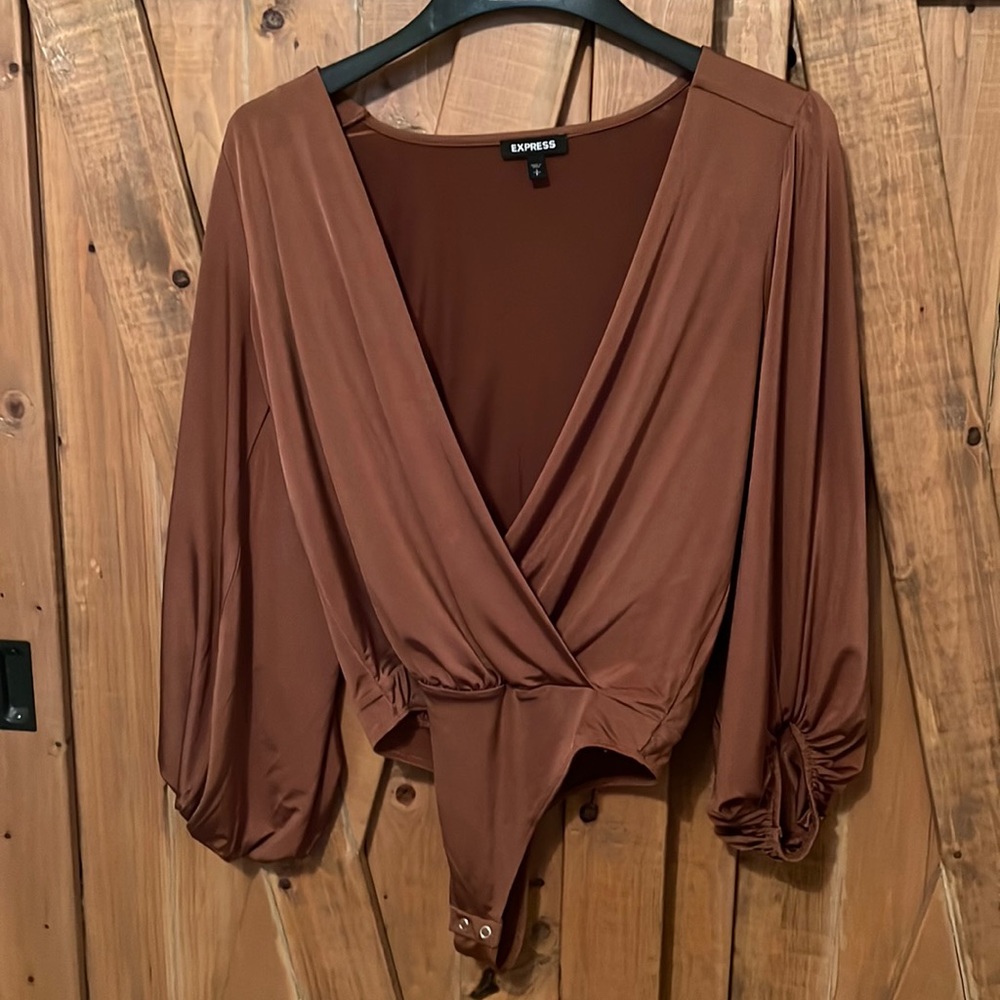 Express copper brown bodysuit with oversized sleeves